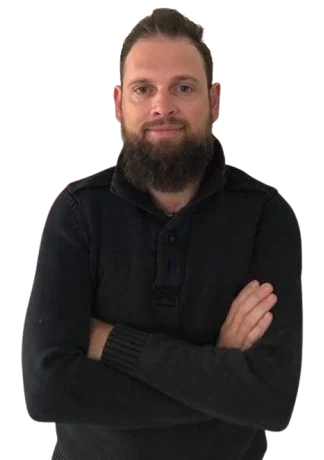 Alexander Mäding mit verschränkten Armen, in dunklem Pullover